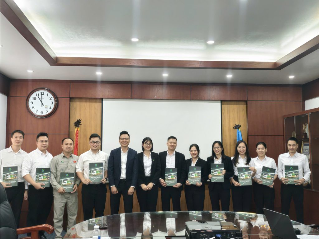 Tập thể An Tín Logistics trong buổi ký nhận bàn giao kế hoạch 2026.