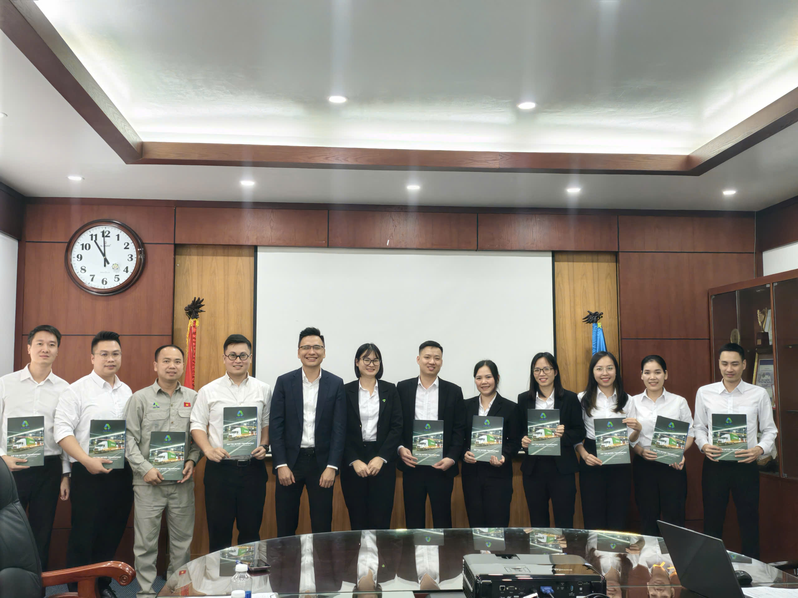 Tập thể An Tín Logistics trong buổi ký nhận bàn giao kế hoạch 2026.