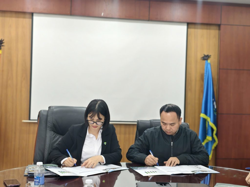  Đại diện các phòng ban đã tiến hành ký nhận kế hoạch triển khai cho năm 2026. 